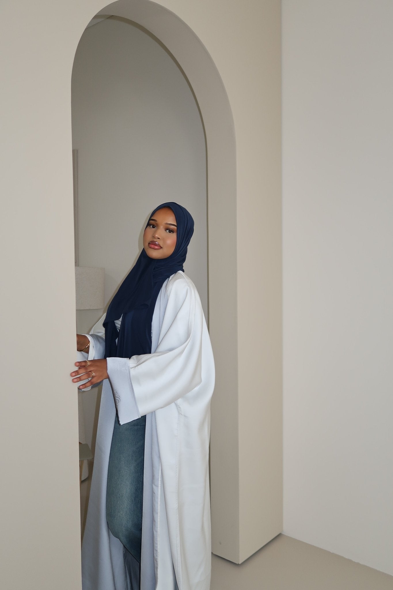 PLIEGUÉ Icey Blue X White - Premium Abaya’s from Sahara Soirée - Just €120! Shop now at Sahara Soirée