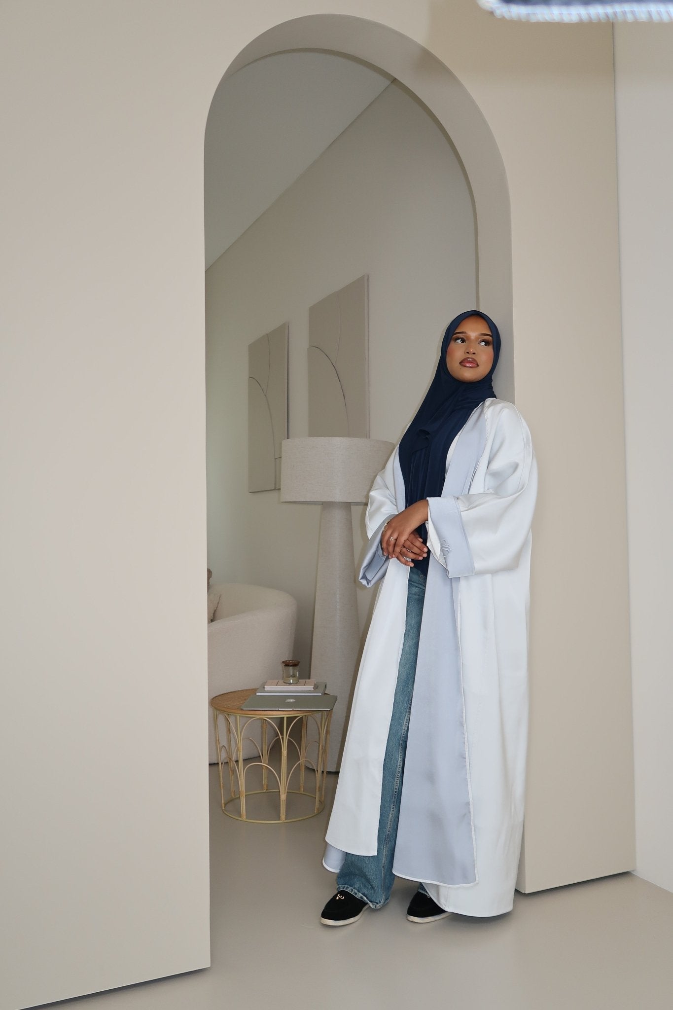 PLIEGUÉ Icey Blue X White - Premium Abaya’s from Sahara Soirée - Just €120! Shop now at Sahara Soirée