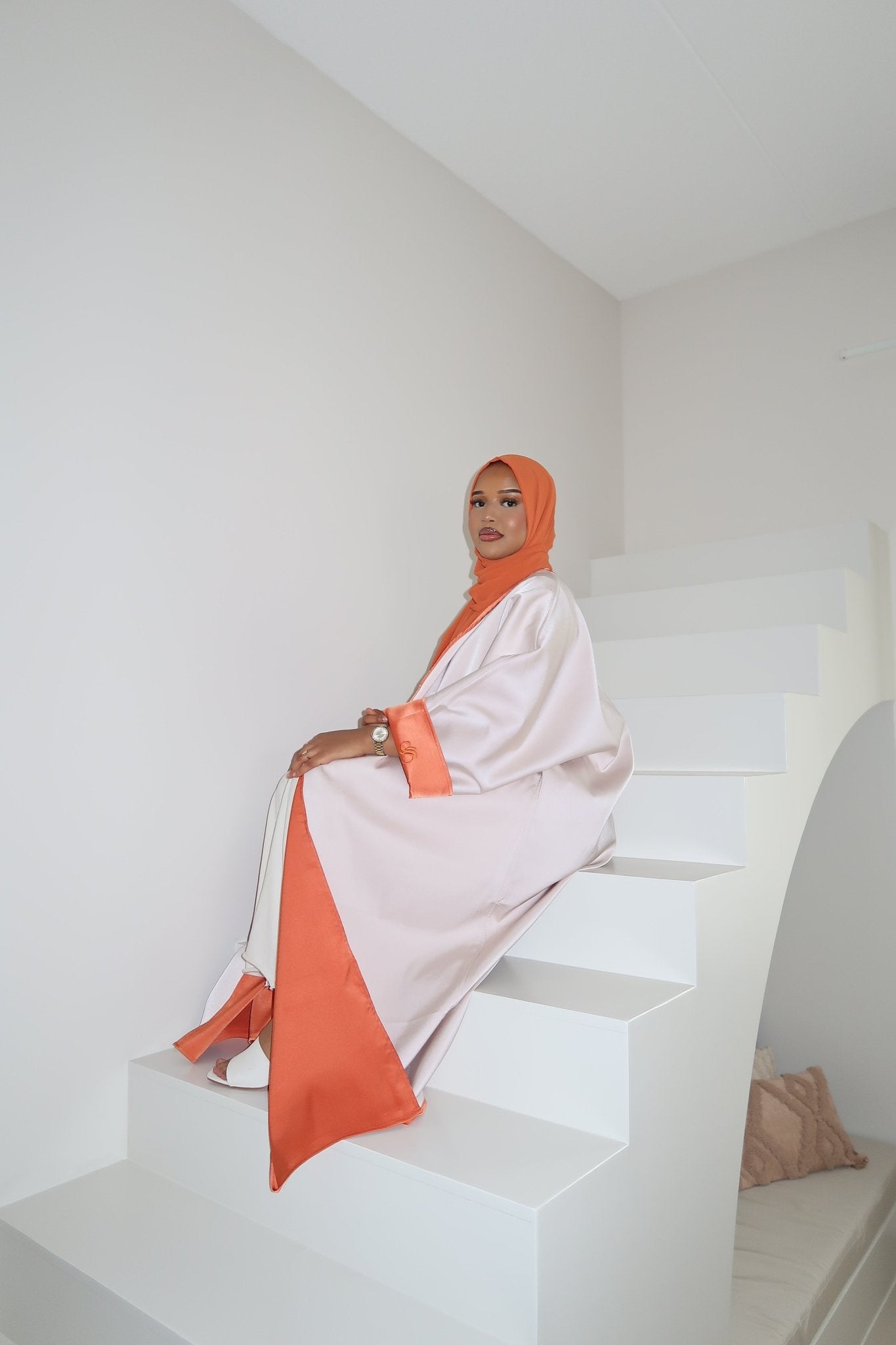 PLIEGUÉ Orange X Crème - Premium Abaya’s from Sahara Soirée - Just €120! Shop now at Sahara Soirée